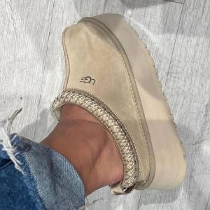 כפכפים UGG מוגבהות ושטוחות