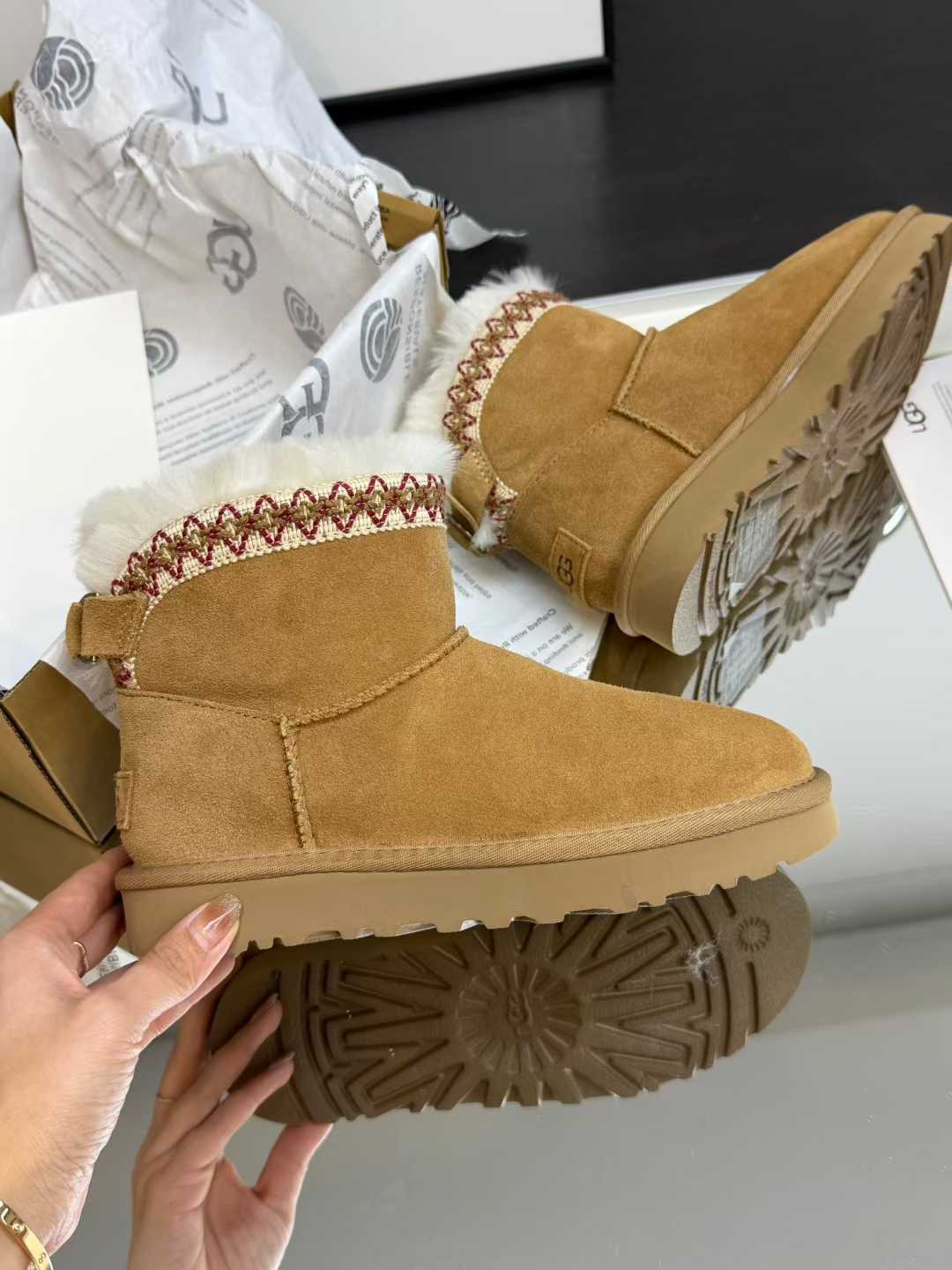 מגפיים UGG נמוכות דגם רקום – תמונה 3